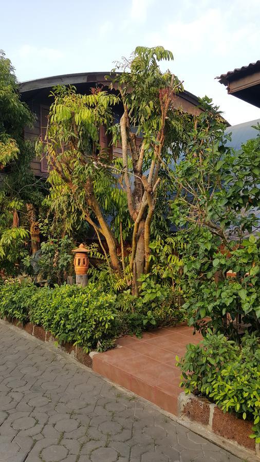Ruean Mai Chai Khlong Amphawa Extérieur photo