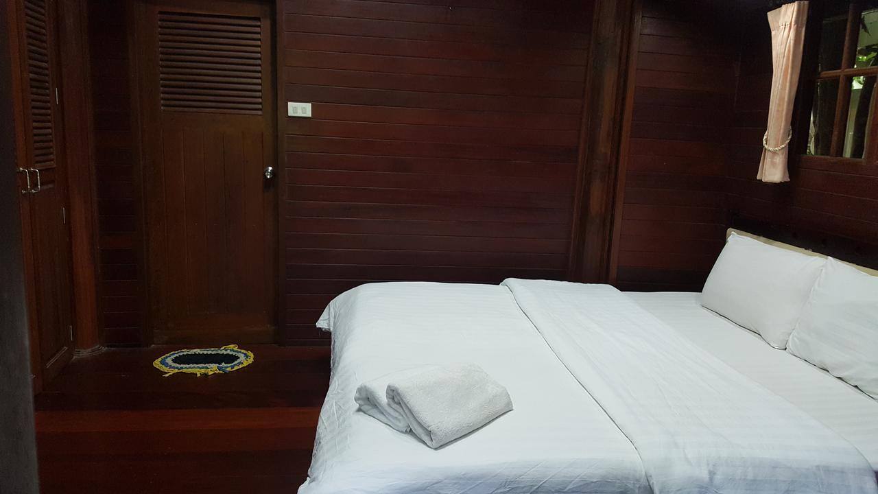 Ruean Mai Chai Khlong Amphawa Extérieur photo