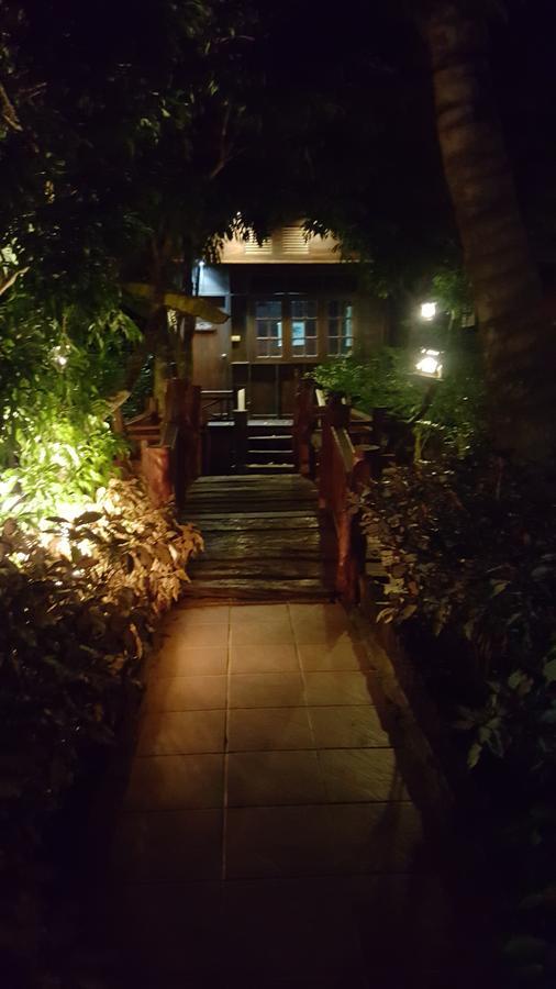 Ruean Mai Chai Khlong Amphawa Extérieur photo