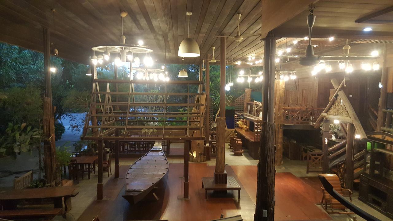 Ruean Mai Chai Khlong Amphawa Extérieur photo